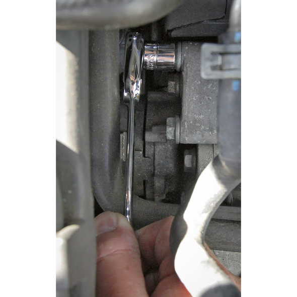 AK5781.V2_ACT_IN_TIGHT_SPOT_IN_ENGINE