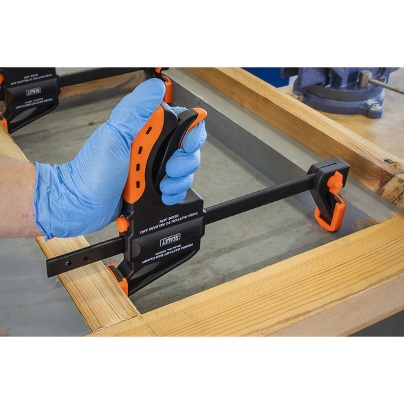 AK6101_ACT_IN_USE_PIC2
