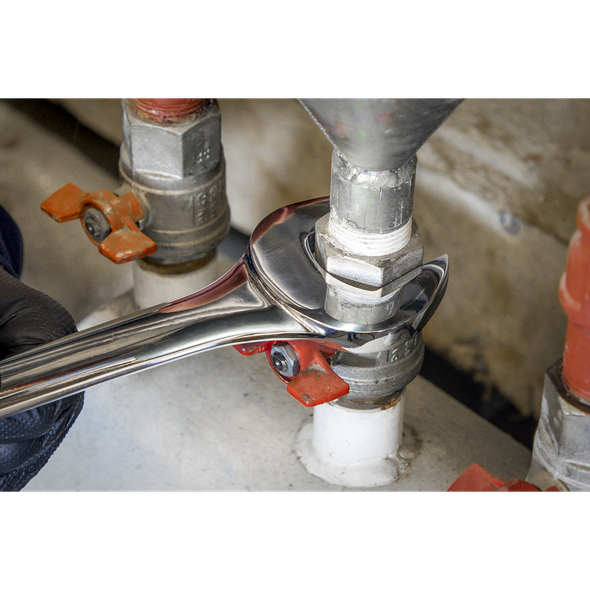 AK632450_ACT_IN_USE_CLOSE_PIC3