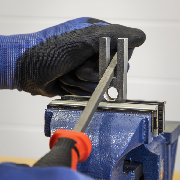 AK5863_ACT_IN_USE_CLOSE_PIC2