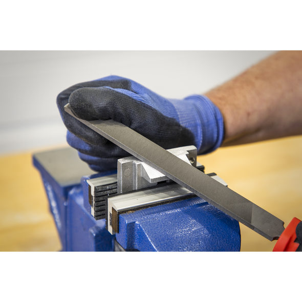 AK5865_ACT_IN_USE_CLOSE