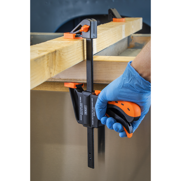 AK61014_ACT_IN_USE_PIC3