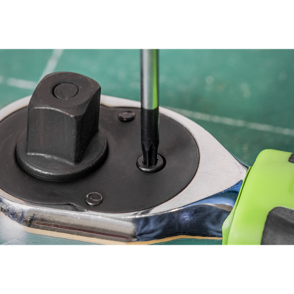 AK97325_ACT_IN_USE_CLOSE_PIC2