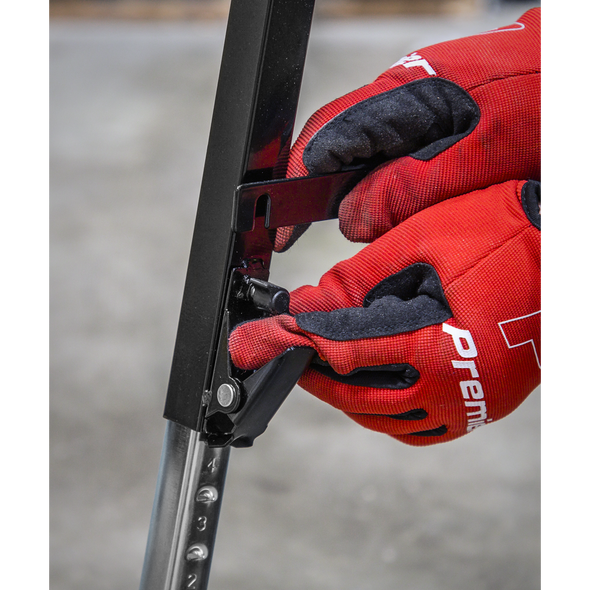 FTAL12_ACT_SECURING_LEGS
