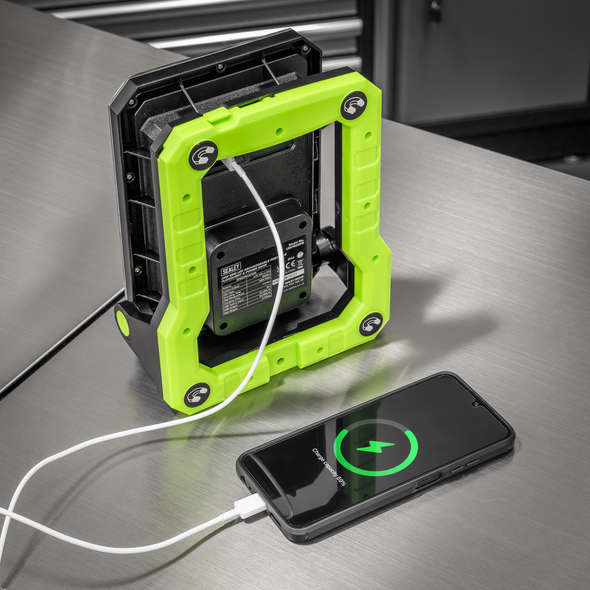 LED1800PB_ACT_CHARGING_PHONE