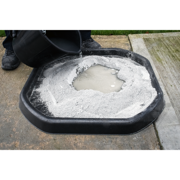 SB01_ACT_POURING_WATER