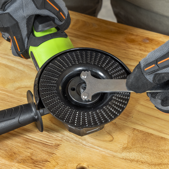 WCD1153_ACT_ATTACHING_TO_TOOL_PIC2