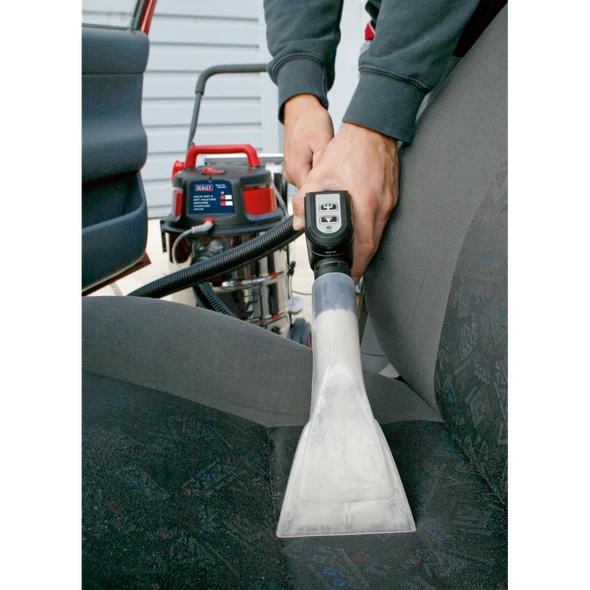 VMA915_ACT_CLEANING_CAR_SEAT