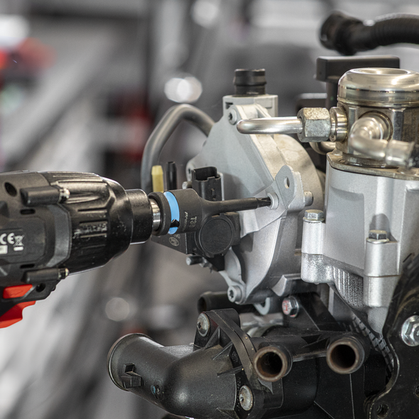 AK56005_ACT_IN_USE_PIC2