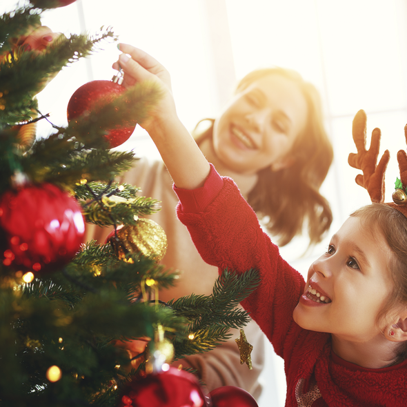 DH46_ACT_CHILD_PUTTING_ON_DECORATION