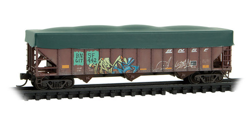 MicroTrains - 10844372 - 100-Ton 3-Bay Open Hopper w Tarp (Weathered) - BNSF