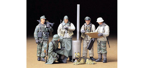 TAM - 35212 - German Soldiers at Field Briefing