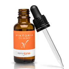 Pepti Tone 30ml
CÔNG DỤNG:
Botox không tiêm chính là tên gọi ví von của một bạn khách tin dùng bên Emma Skincare đã đặt tên cho sản phẩm này. Công dụng thì hệt như botox, mà không làm hư da, không làm thoái hóa cơ mặt, không làm khó chịu hay kích ứng da. Đã thế loại còn nâng cơ, xóa nếp nhăn, trẻ hóa da, khắc phục tình trạng da chảy xệ, mà không hề làm đau rát, hay gây hại gì cho da.
Thêm nữa sản phẩm còn chứa Glutamine, một hoạt chất đặc biệt, nổi tiếng trong việc cải thiện tình trạng lão hóa da, nhất là nâng cơ mặt dần lên sau mỗi lần sử dụng. Tác động trực tiếp bằng cách kích thích lại độ đàn hồi của da, phục hồi kết cấu da, và cơ mặt.
Cải thiện rõ tình trạng cơ mặt chảy nhão, da xệ, thiếu đàn hồi do tác động từ cả bên trong lẫn bên ngoài, đẩy lùi rõ rệt tình trạng thoái hóa cơ, và lão hóa da, nhất là da vùng cổ.
Kết hợp với Pepti lift thì hiệu quả còn nhanh, và vượt trội hơn nhiều đó nha.
Ngay từ lần dùng đầu tiên, bạn sẽ cảm nhận được da mình săn lên từ từ, do serum chứa nồng độ pepti cực cao, lập tức thấm nhanh, sâu vào da, khôi phục và phục hồi lại mạng lưới elastin hạ bì, từ đó, giúp da trẻ háo dần lên sau mỗi lần sử dụng.