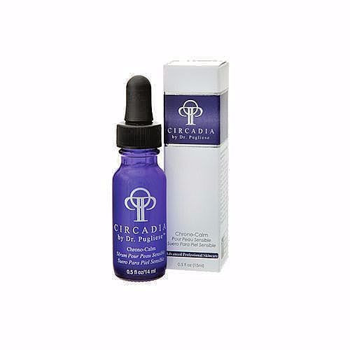 CÔNG DỤNG:
Lại thêm 1 món quà của sắc đẹp nữa, mà Emma Skincare muốn gừi đến các bạn. Nhất là những ai có da dễ kích ứng, hay ngứa rát, mẫn cảm.
ChronoCalm Circadia by Dr Pugliese là serum chuyên dùng để điều trị:
- Giảm tình trạng giãn mao mạch dưới da
- Da vằn vện chi chít mạch máu
- Da mỏng
- Da dễ kích ứng
- Da mẩn cảm
- Da dễ mẩn đỏ
- Da dễ ngứa
- Da nhạy cảm
Công thức dịu nhẹ, mỏng, thấm và hấp thu nhanh vào da. Gồm các thành phần hoạt hóa được tối ưu mạnh mẽ như:
Telangyn (AcetylTripeptide-33): Giảm phát ban, giảm mẩn đỏ, vảy sừng, máu ứ, kích ứng và tình trạng giãn mao mạch dưới da.
MAXnolia (Extract blend of Magnolia bark and grape seeds): Bảo vệ da, cân bằng, giảm ngứa rát, chống lão hóa và tối ưu sức đề kháng của da, giảm tình trạng mẩn đỏ trên da.
Homeo-soothe (Brown seaweed extract) – (PGE2): Làm mềm da, xoa dịu kích ứng trên da, giúp da thư giãn.
Panthenol- (provitamin B5): Trẻ hóa da, làm mềm da, cấp ẩm, làm dịu thương tổn da.
Aldavine (sulphated polysaccharides chiết xuất từ tảo biển) là VEGF và PGE2 cùng với MMP-2 giúp khôi phục kết cấu của da.
Abbysine PF (Exopolysaccharide từ những con bọ nước ở đáy biển sâu: Giảm hẳn kích ứng da, giảm tình trạng thoái hóa da do căng thẳng (stress nội sinh), giúp phục hồi, sửa chữa và tái cấu trúc tế bào da.
QuenchT (chiết xuất các hoạt chất từ thảo dược methylxanthine derivatives, flavonoids, tannins, saponins, glycosides): Giảm cảm giác châm chích trên da, giảm nóng rát, khó chịu, giảm mẩn đỏ, cháy nắng ở da, bảo vệ da trước các tác hại từ tia tử ngoại và bức xạ từ thiết bị điện tử.
Ginger extract: Giảm ngứa rát. Tăng tuần hoàn máu ở da, chống lại các gốc oxy hóa có hại, kháng viêm, trừ khuẩn.
Marshmallow extract: giảm các triệu chứng kích ứng và ngứa rát ở da.
Lanatellis (green tea extract và chrysanthellum indicum extract) giảm mẩn đỏ và kích ứng ở da.
Oat beta glucan – cải thiện sức đề kháng của tế bào da, phục hồi da.
