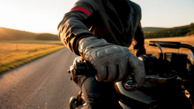 Why Motorcycle Glove Palm Padding Matters for Riders