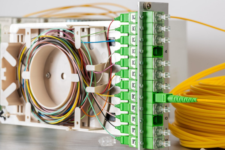 Splitters, PLC vs. FBT: What You Need to Know Splitters, PLC vs. FBT: What You Need to Know