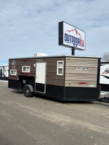 2023 Ice Castle Trophy Hunter 8x17 Fish House