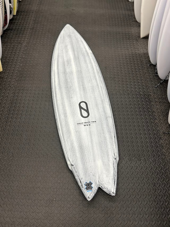 5'7 Gr8 White Twin T#004 (27.5L) SURF      USED BOARD