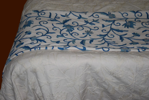 Crewel Embroidered Bed Runner Cotton Table Runner, Blue on White #CWR16311