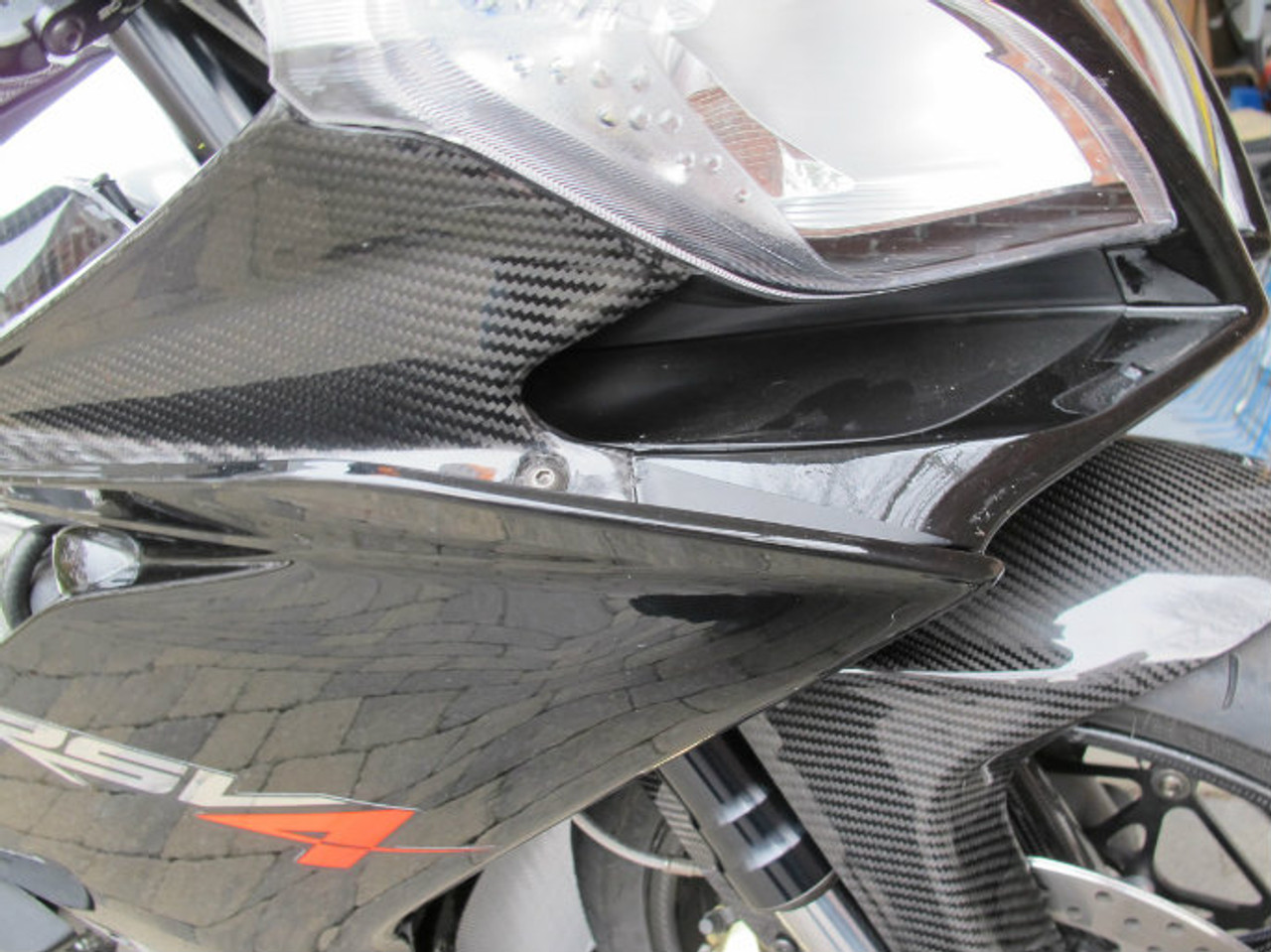 Upper Inner Fairings in Glossy Twill Weave Carbon Fiber for Aprilia RSV4 2009-2011 installed