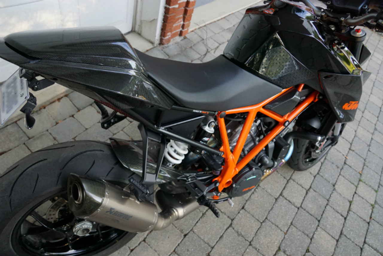 Seat Cover in Glossy Plain Weave Carbon Fiber for KTM 1290 Super Duke R