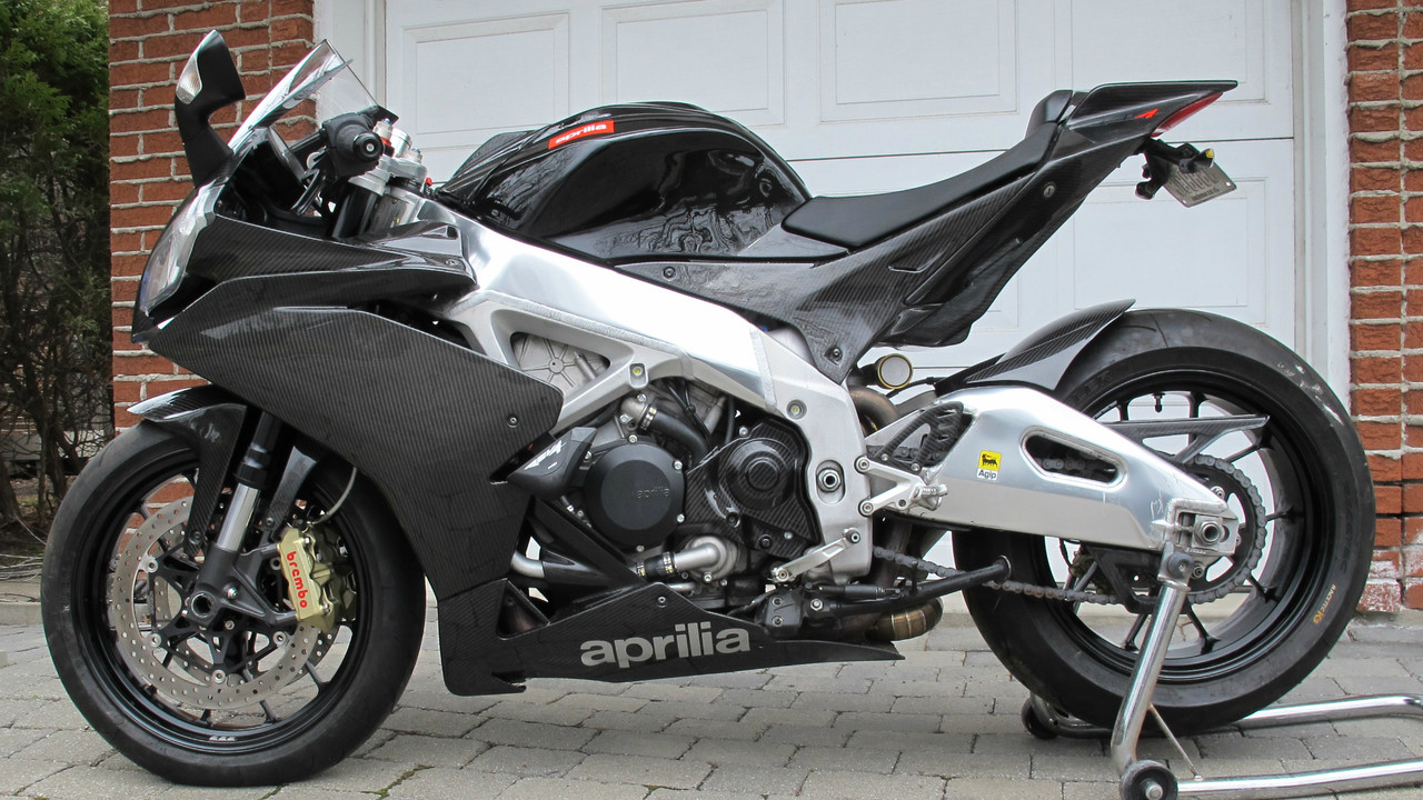 (Discontinued) Side Panels in Carbon with Fiberglass for Aprilia RSV4 2009+ (RF to 2018)