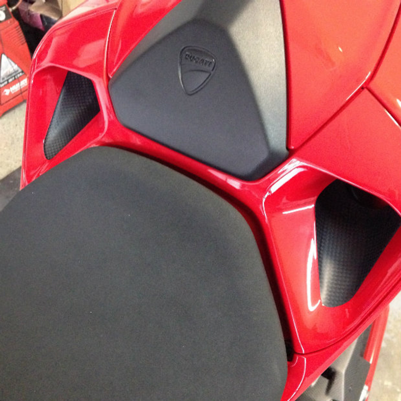 (Discontinued) Rear Tail Vents in Carbon with Fiberglass for Ducati Panigale 899,1199