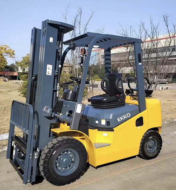 Ekko Liquid Propane 4 Wheel Forklift, 189" Lift Height, 5000 lbs