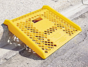 Magliner 27" Long x 27" Wide x 5" High, Plastic Curb Ramp 600 Lb Load Limit PKR220 - 09138231