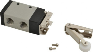 ARO Fluid Management 1/4" Inlet 3-Way 2-Position Roller Lever Actuator/Spring Return Manual Mechanical Air Valve 0.7 CV Rating M252RS - 08046260