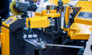 The Differences Between Horizontal and Vertical Bandsaws