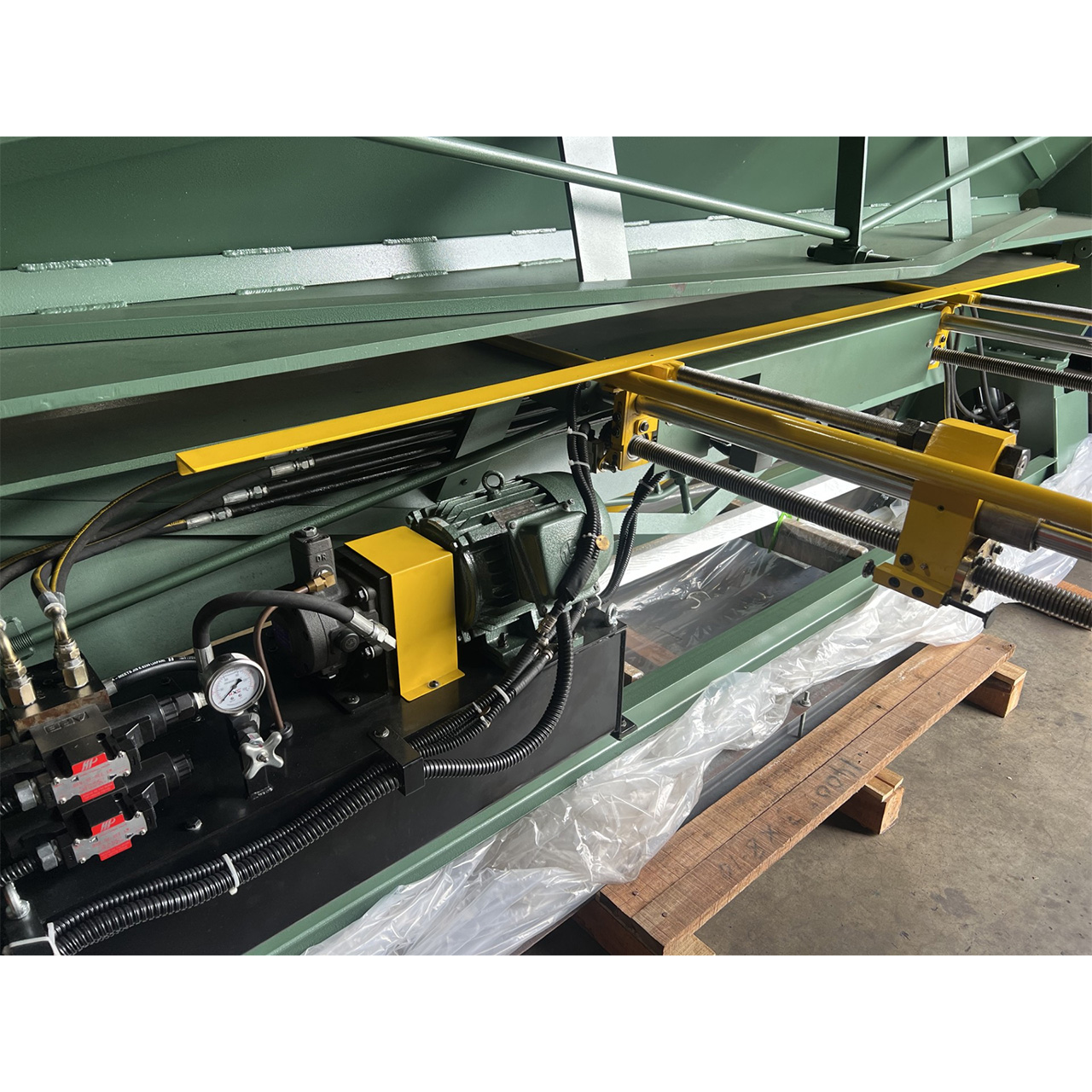 Tin Knocker TK 1014B Hydraulic Box and Pan Brake, 10 ft. x 14 ga