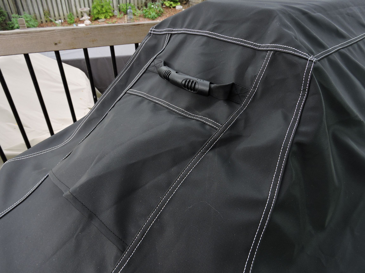 Tundra Supreme Grill Cover ; Poignées confortables à prise sûre et orifices d'aération critiques pour la circulation.