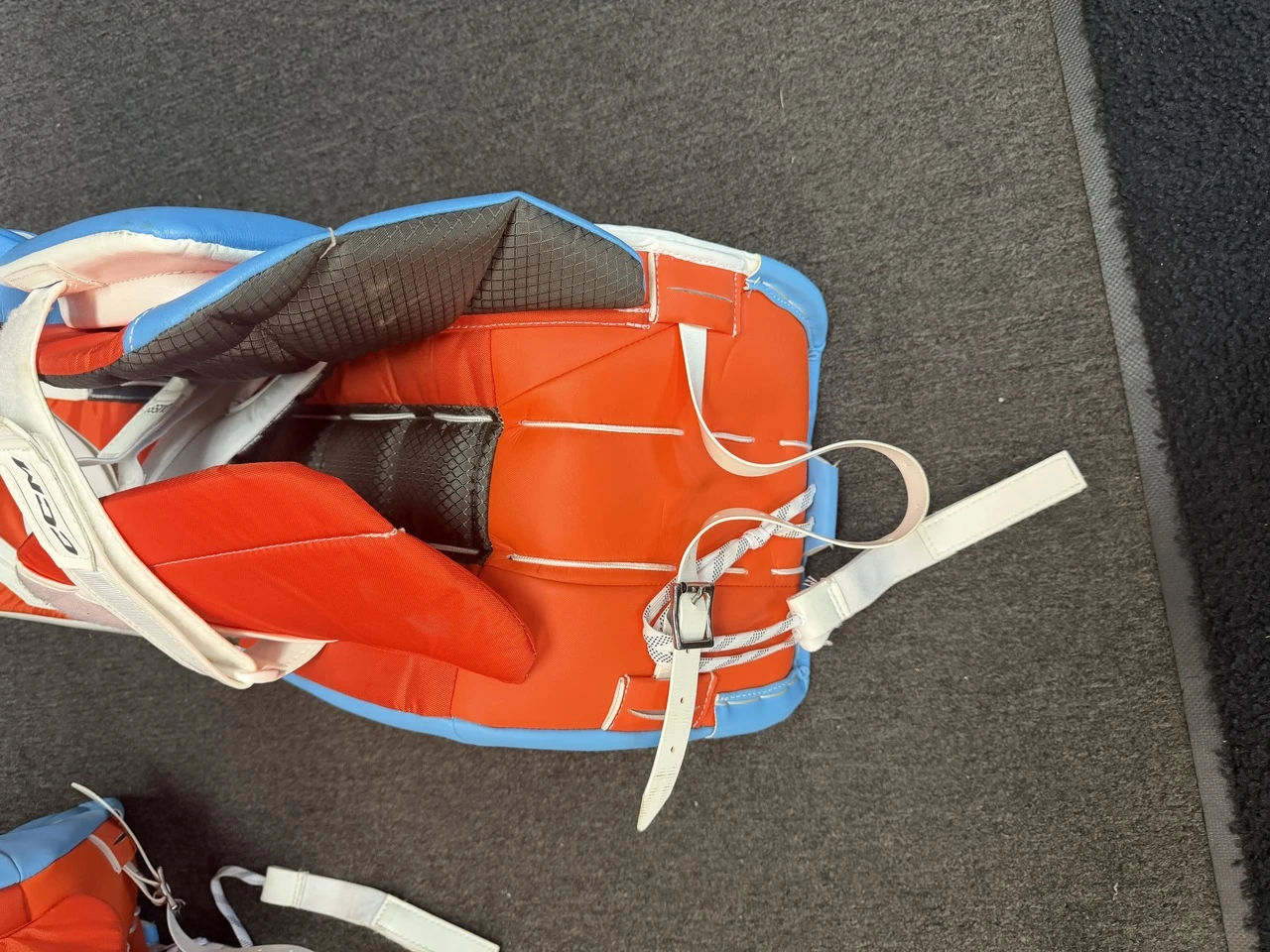 CCM AXIS XF 34+1 Regular Senior Glove & Blocker Full Demo Set