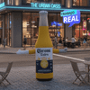 botella llamador con brazos en centro comercial