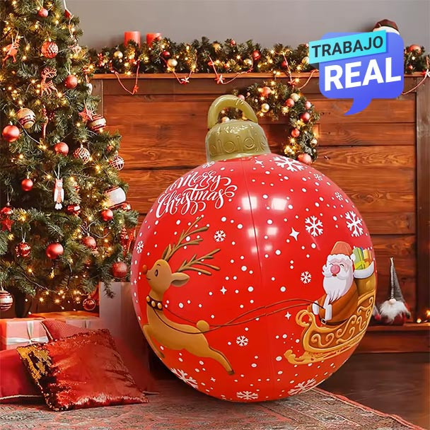 Bola inflable navideña 60 cm en ambiente festivo