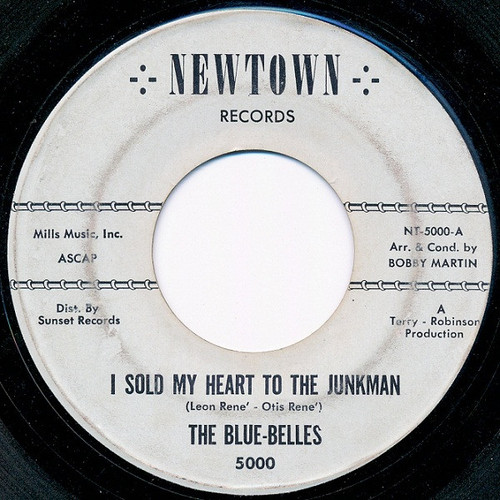 The Blue-Belles* - I Sold My Heart To The Junkman / Itty Bitty Twist (7")