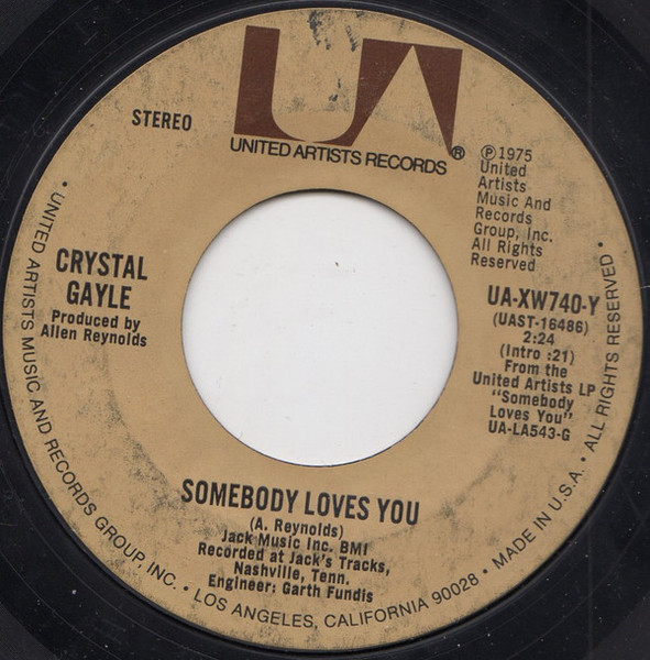 Crystal Gayle - Somebody Loves You / Coming Closer (7", Single)