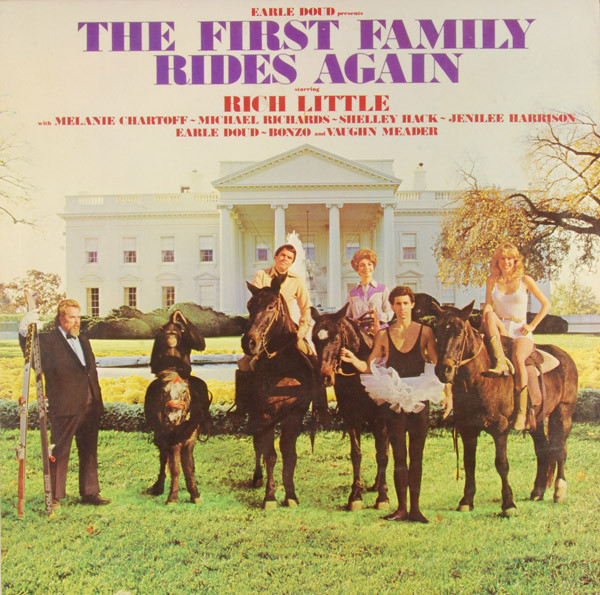 Rich Little With Melanie Chartoff ~ Michael Richards (3) ~ Shelley Hack ~ Jenilee Harrison ~ Earle Doud ~ Bonzo (9) And Vaughn Meader - The First Family Rides Again - The Boardwalk Entertainment Co - NB1 33248 - LP, Album, Club, Ter 2171121767
