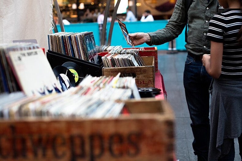 Collecting Vinyl Records: What to Consider When Buying Online