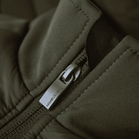 Detailled photo of the collar of a dark olive vest with the zipper all the way up