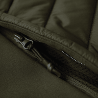 Detailled photo of the zipper of a dark olive vest