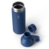 A drink bottle in navy blue with a removable lid and a logo. The bottle features a sleek, vacuum-insulated design.
