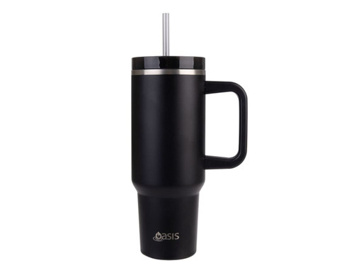 A drink bottle in matte black with a handle, stainless steel straw, and a logo. Ideal for travel.