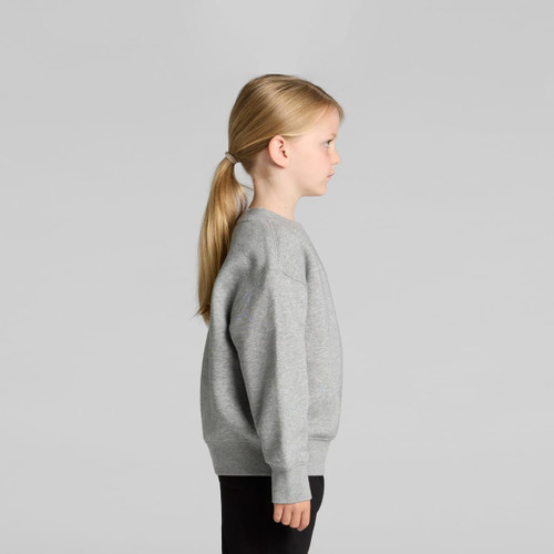 A grey sweater for kids, featuring a crew neck and long sleeves, displayed on a child from the side. A grey sweater for kids, featuring a crew neck and long sleeves, displayed on a child from the side.