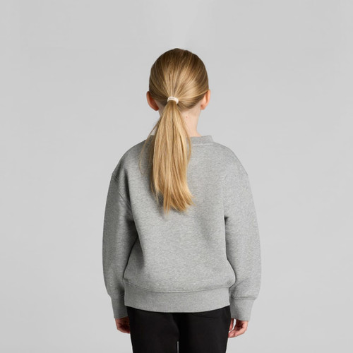 A grey jumper for kids with long sleeves, featuring a classic crew neck and a simple design. A grey jumper for kids with long sleeves, featuring a classic crew neck and a simple design.