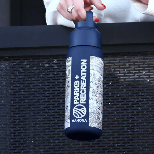 A drink bottle in navy blue with a decorative pattern and a logo. It has a flip-top lid and a 750ml capacity. A drink bottle in navy blue with a decorative pattern and a logo. It has a flip-top lid and a 750ml capacity.