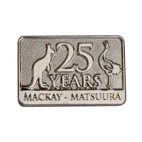 A metallic lapel pin featuring a kangaroo and an emu, with the text "25 YEARS MACKAY - MATSUURA." A metallic lapel pin featuring a kangaroo and an emu, with the text "25 YEARS MACKAY - MATSUURA."