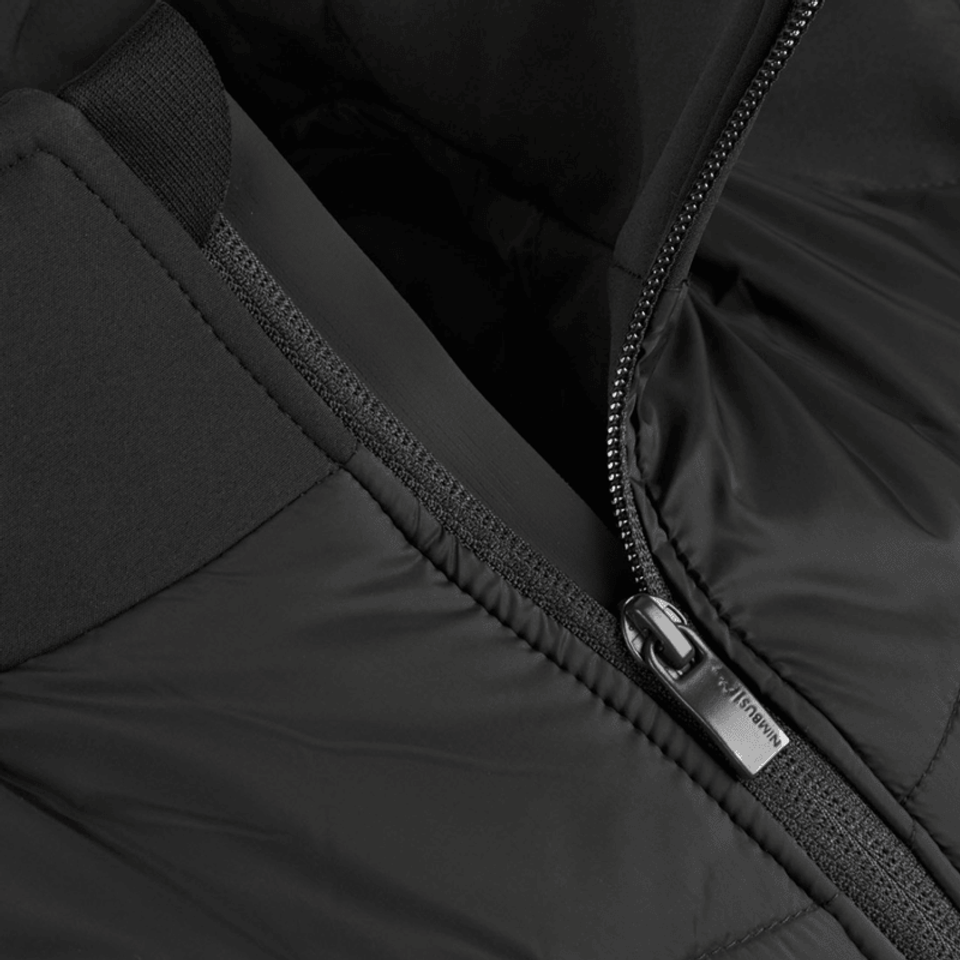 Detailled image of a zipper on a black vest