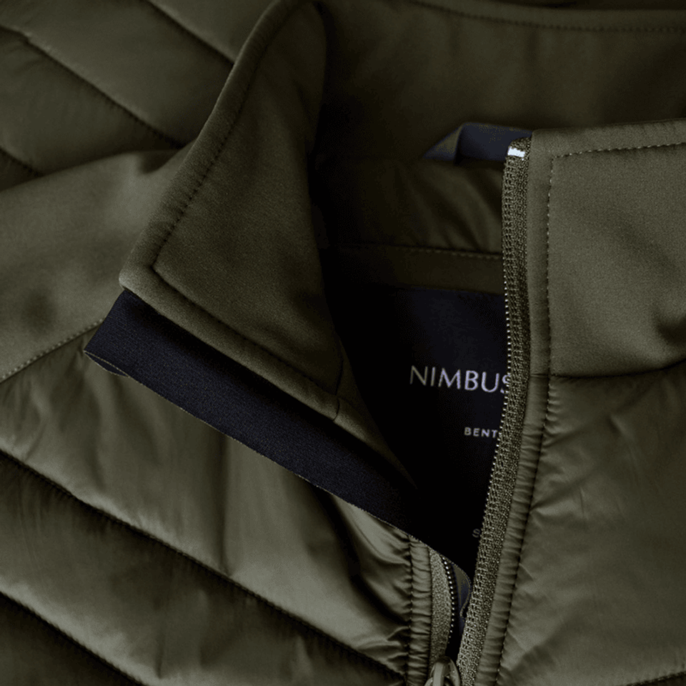 Detailled image of a zipper on a green vest